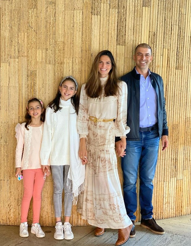Daniella Sarahyba com o marido, Wolff Kablin, e as filhas, Rafaella e Gabriella (Foto: Reprodução/Instagram)