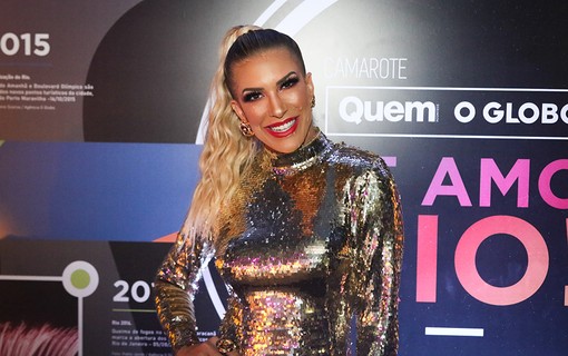 Lorena Improta exibe look brilhante no Camarote Quem O Globo