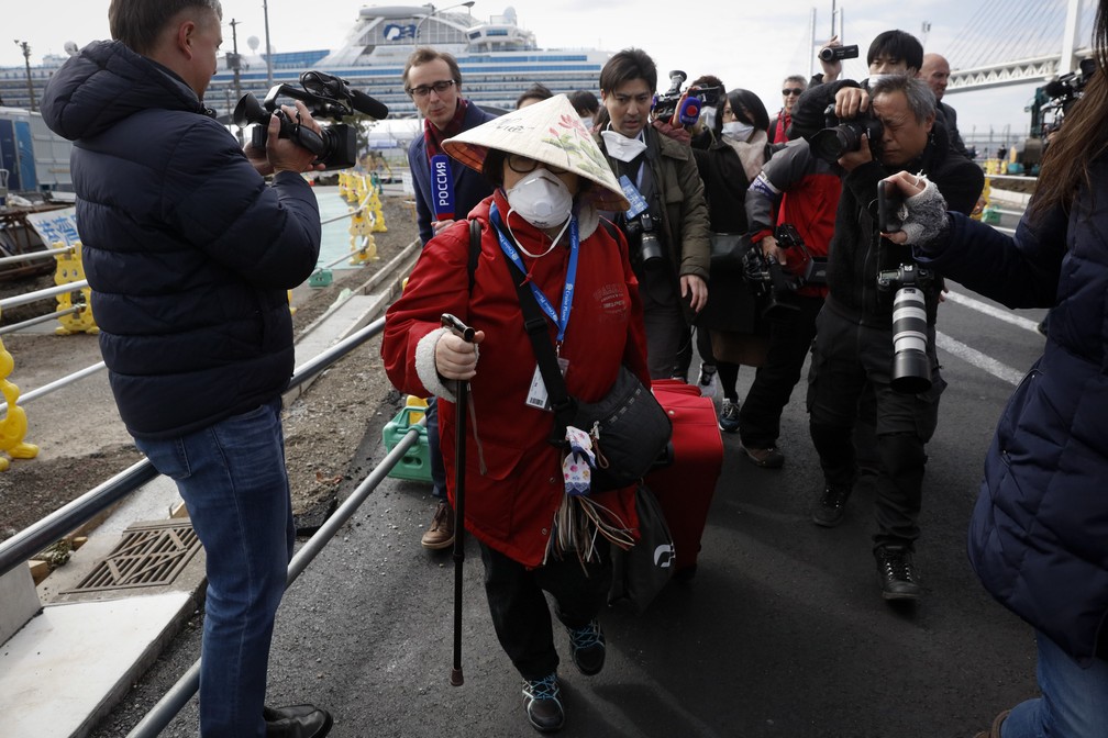 Passageira desembarca do Diamond Princess em Yokohama, no Japão, nesta quarta-feira (19), depois de uma quarentena que começou no dia 3 por causa do novo coronavírus — Foto: Jae C. Hong/AP