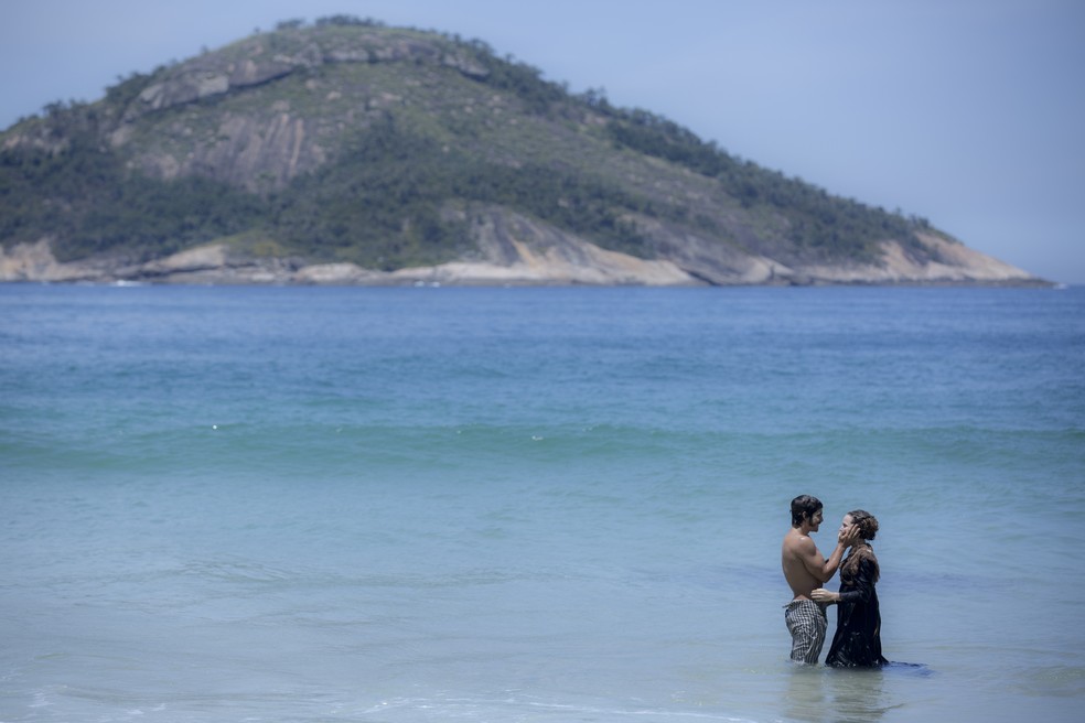 Pedro (Caio Castro) e Leopoldina (Letícia Colin) se divertem na praia em 'Novo Mundo' — Foto: Ellen Soares/Gshow