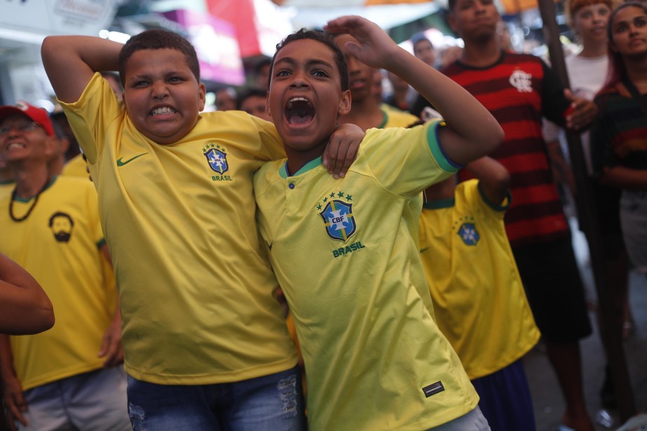 Crianças torcem pelo Brasil