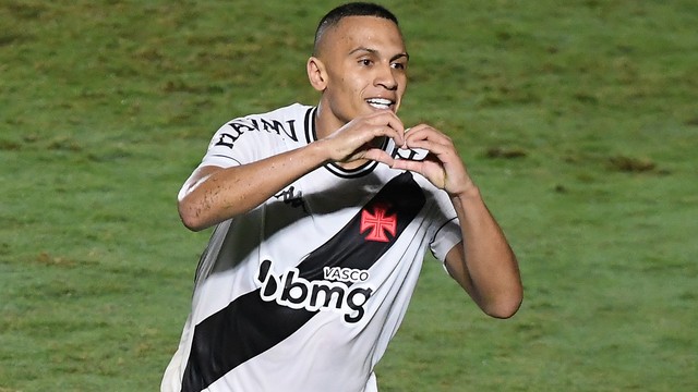 Léo Jabá comemora o quarto gol do Vasco sobre o Guarani