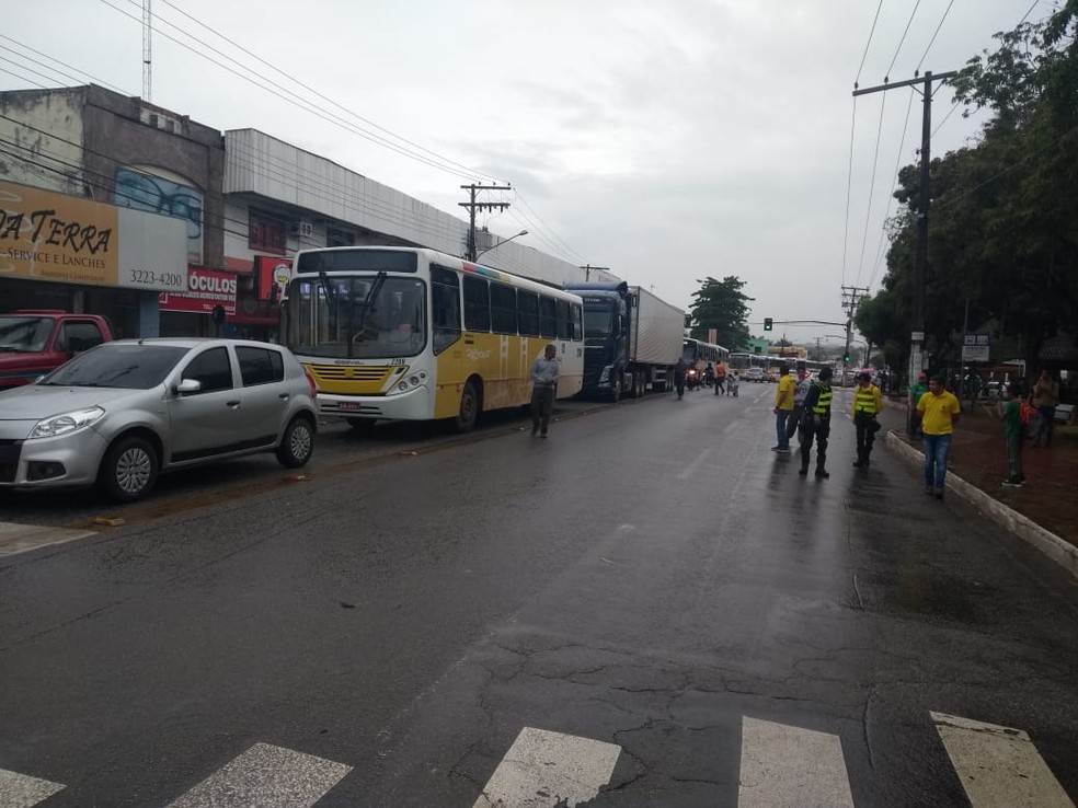Frota de ônibus está parada devido protesto de familiares (Foto: Aline Vieira/Rede Amazônica Acre)