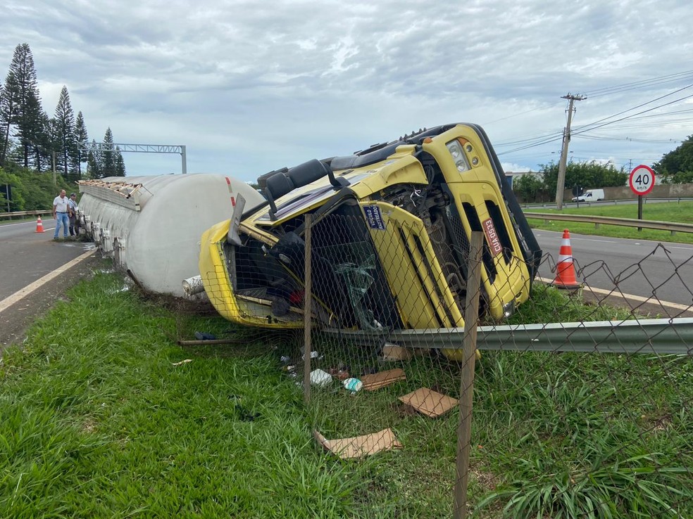 Parte do caminhão ficou sobre uma pista da Rodovia Fausto Santomauro, que foi interditada — Foto: Edijan Del Santo/ EPTV