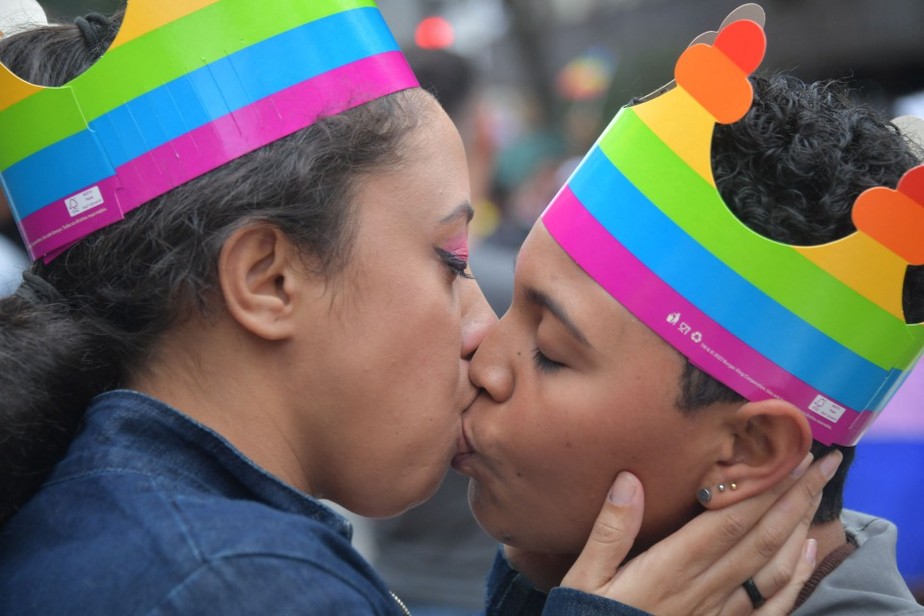 Casal se beija durante a Parada do Orgulho Gay em São Paulo