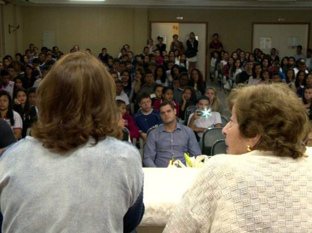 Michele acompanhou a avó Lúcia na conversa com os estudantes  (Foto: Reprodução/ TV Gazeta)