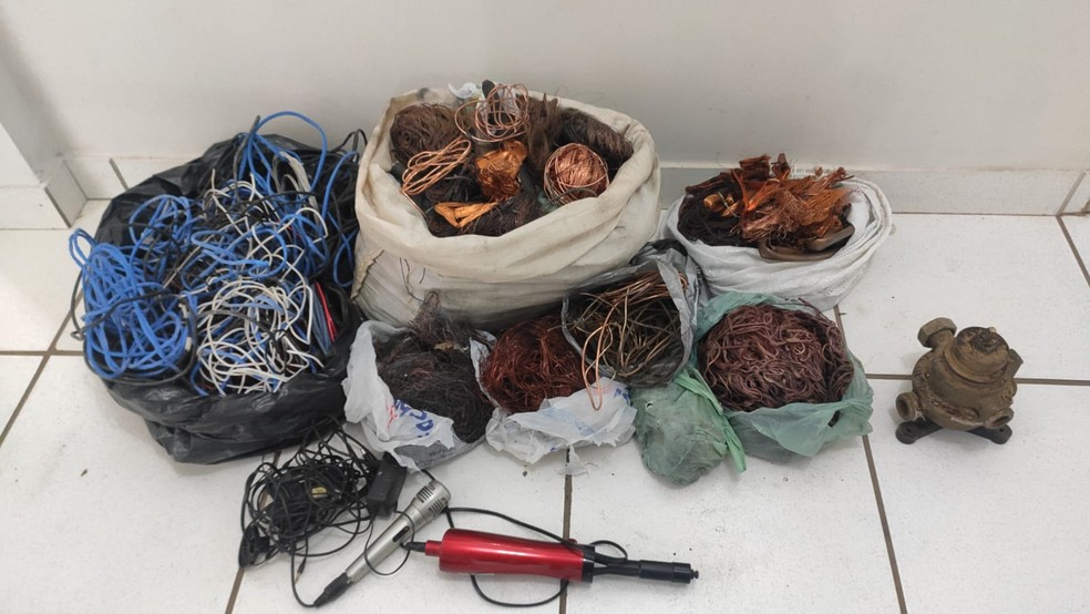 Operação de fiscalização feita nesta sexta-feira resultou na apreensão de grande quantidade de fios de cobre em Marília — Foto: Polícia Militar/Divulgação