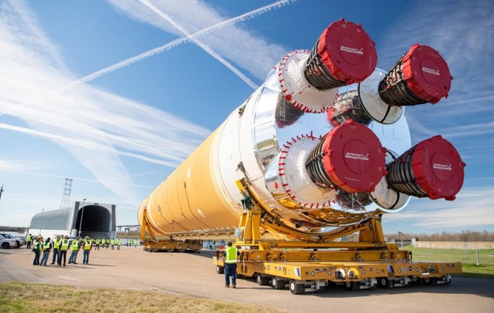Primeiro estágio do foguete SLS sendo transportado de Nova Orleans para o Mississippi para testes — Foto: Nasa via BBC
