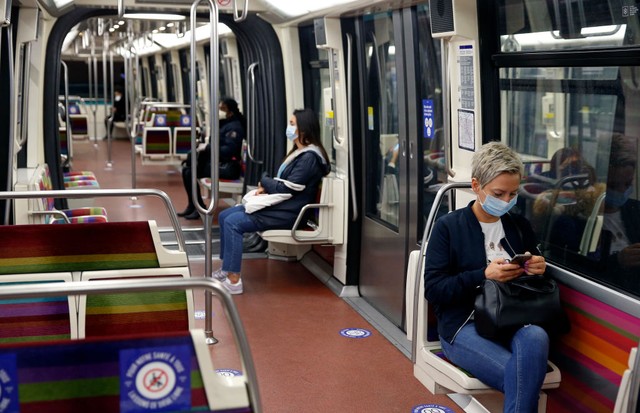 PARIS, FRANCE - MAY 11: A passenger wearing a protective face mask keeps social distance as he travels on a subway train on May 11, 2020 in Paris, France. France has begun a gradual easing of its lockdown measures and restrictions amid the coronavirus (CO (Foto: Getty Images)