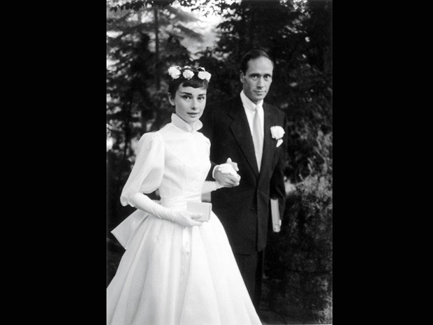 Usando um vestido de noiva considerado um dos mais belos da história, Audrey Hepburn se uniu ao ator Mel Ferrer em 1954. Eles foram apresentados por Gregory Peck, que estrelou com ela no filme 'A princesa e o plebeu' (Foto: Ernst Haas/Getty Images)