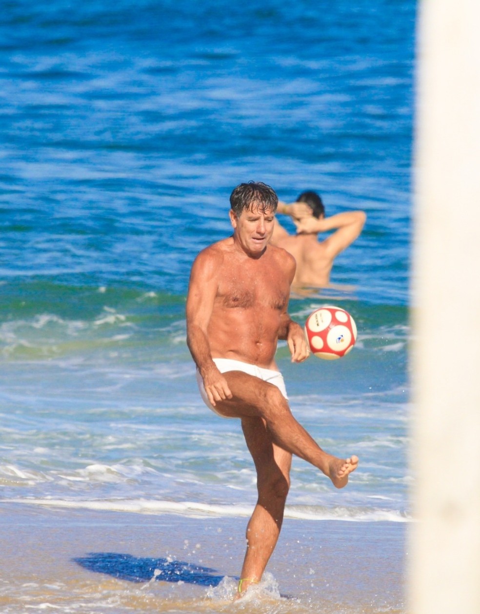 Renato Gaúcho, em praia no Rio — Foto: JC Pereira/AGNews