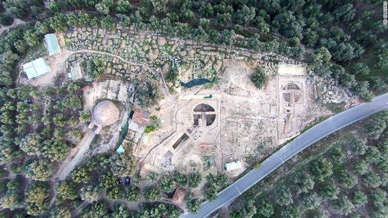 Vista aérea do terreno desvendado pelos arqueólogos (Foto: Greek Culture Ministry)