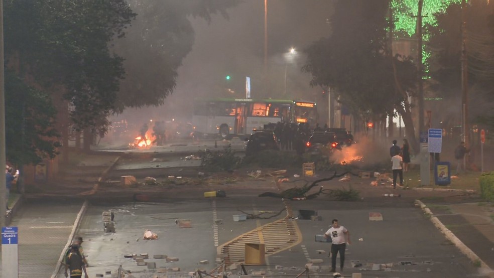 Ônibus e veículos são queimados e objetos são depredados durante ato de vandalismo em Brasília — Foto: TV Globo/Reprodução