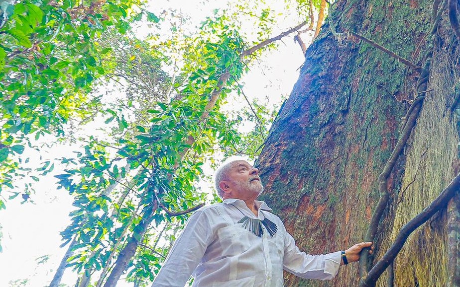 Em viagem a Manaus, Lula visita floresta Amazônica