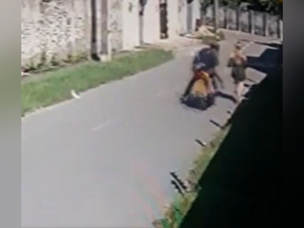 Jovem foi atingida com um tapa na bunda por um motociclista quando caminhava em uma rua do Bairro Ellery, em Fortaleza. — Foto: Reprodução