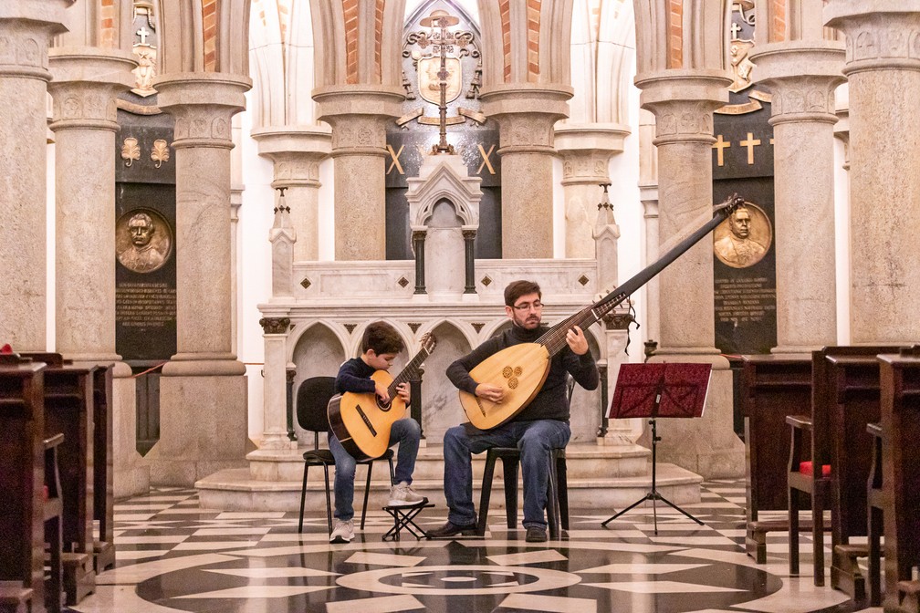 5 de julho - Os músicos Gabriel Ribeiro e Alexandre Ribeiro tocam na Cripta da Catedral da Sé, no Centro de São Paulo. Em comemoração aos 100 anos da cripta, a catedral preparou concertos e visitação gratuitos para o público, em programação que vai até março de 2020 — Foto: Celso Tavares/G1