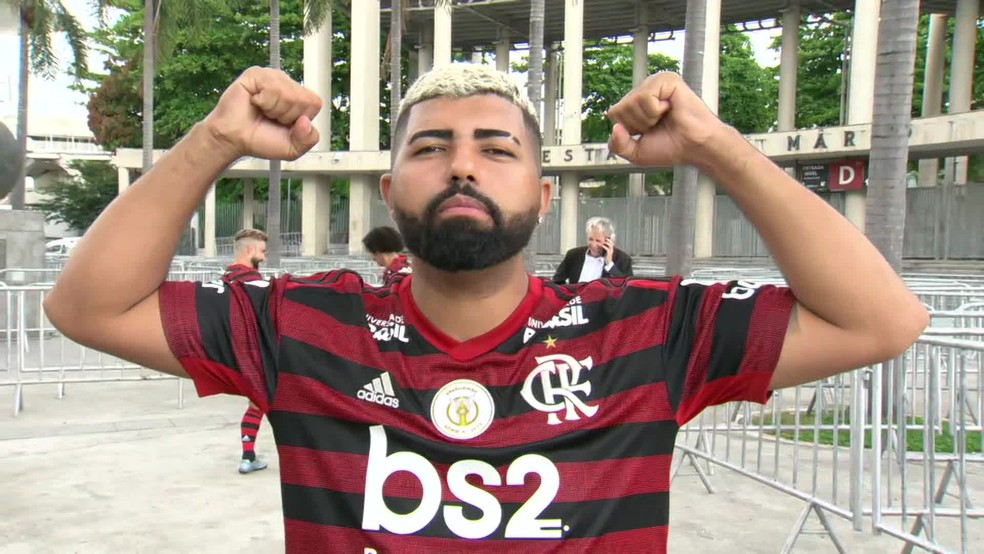 Sósia do Gabigol faz gesto de comemoração do jogador — Foto: Reprodução / TV Globo