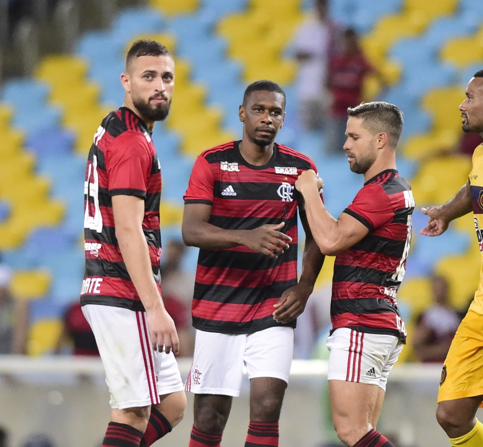 Diego entrega a faixa de capit&atilde;o para Juan no jogo contra o Madureira &mdash; Foto: Andr&eacute; Dur&atilde;o