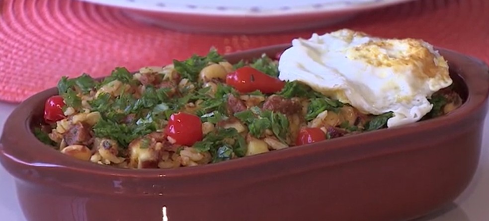 Típico da região Nordeste, Baião de Dois é prato completo e suculento para o almoço em família — Foto: TV Fronteira/Reprodução