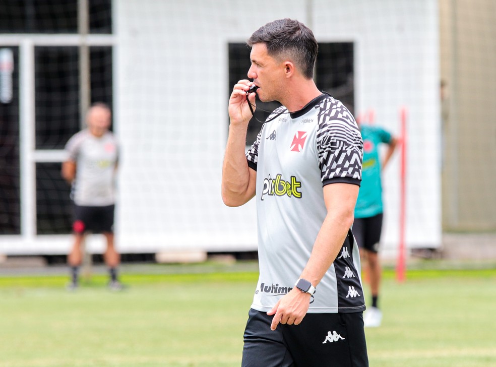 Mauricio Barbieri orienta treino no Vasco � Foto: Daniel Ramalho/Vasco