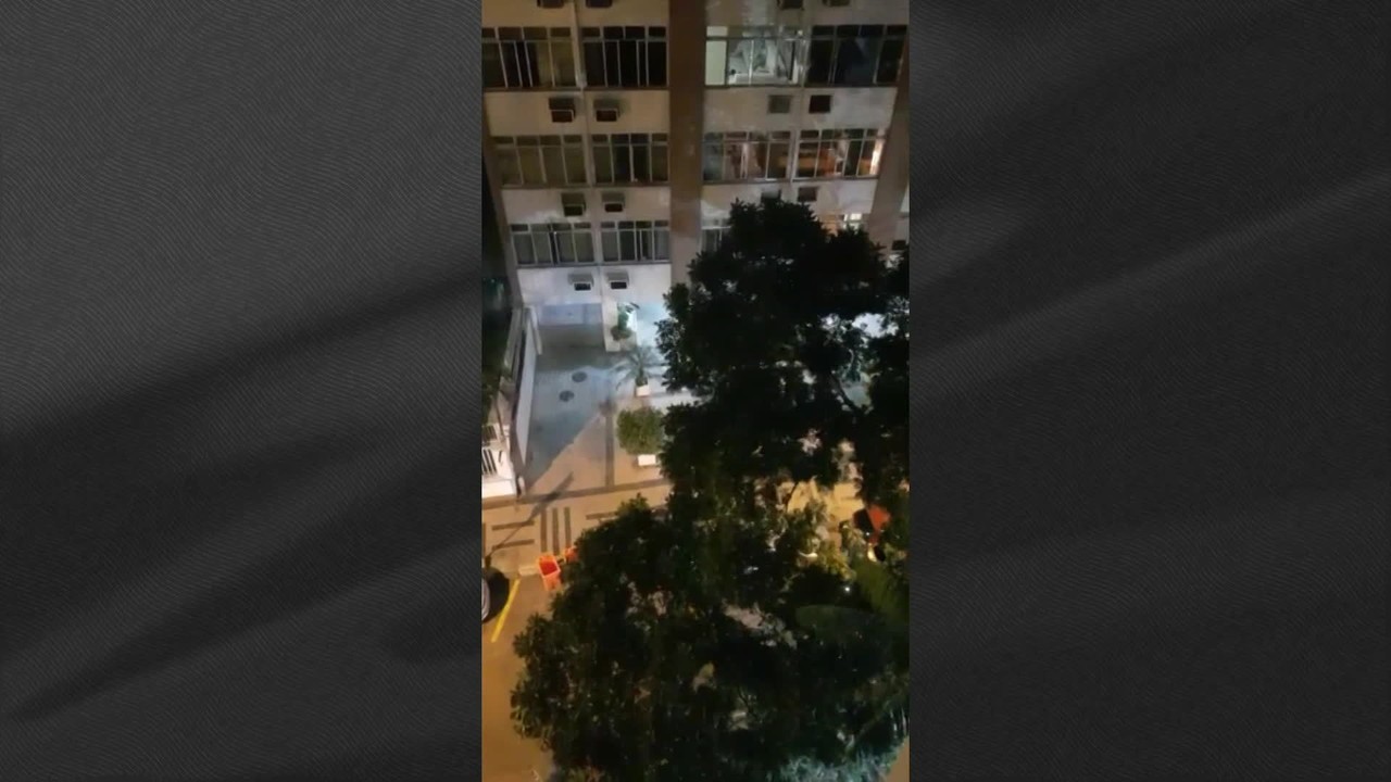 Coletores de lixo recebem bilhetes de homenagem em São Paulo