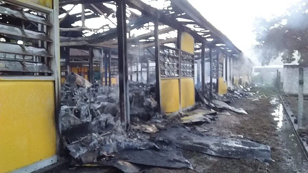 Fogo destruiu maior parte de escola municipal em Matriz de Camaragibe, AL — Foto: Arquivo Pessoal