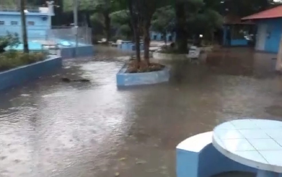 Água do Rio Paranapanema chegou até os quiosques de clube em Ourinhos (SP) — Foto: Arquivo pessoal