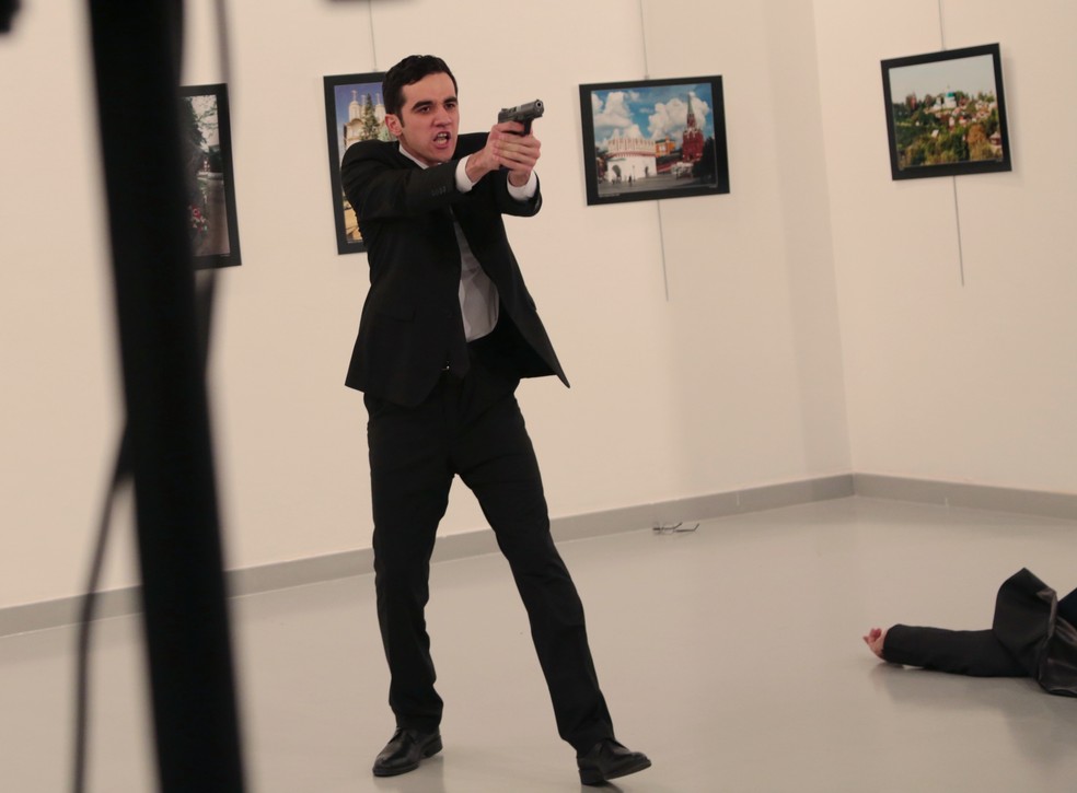 Atirador mata Andrei Karlov, embaixador russo, em galeria de arte na Turquia. (Foto: AP Photo/Burhan Ozbilici)