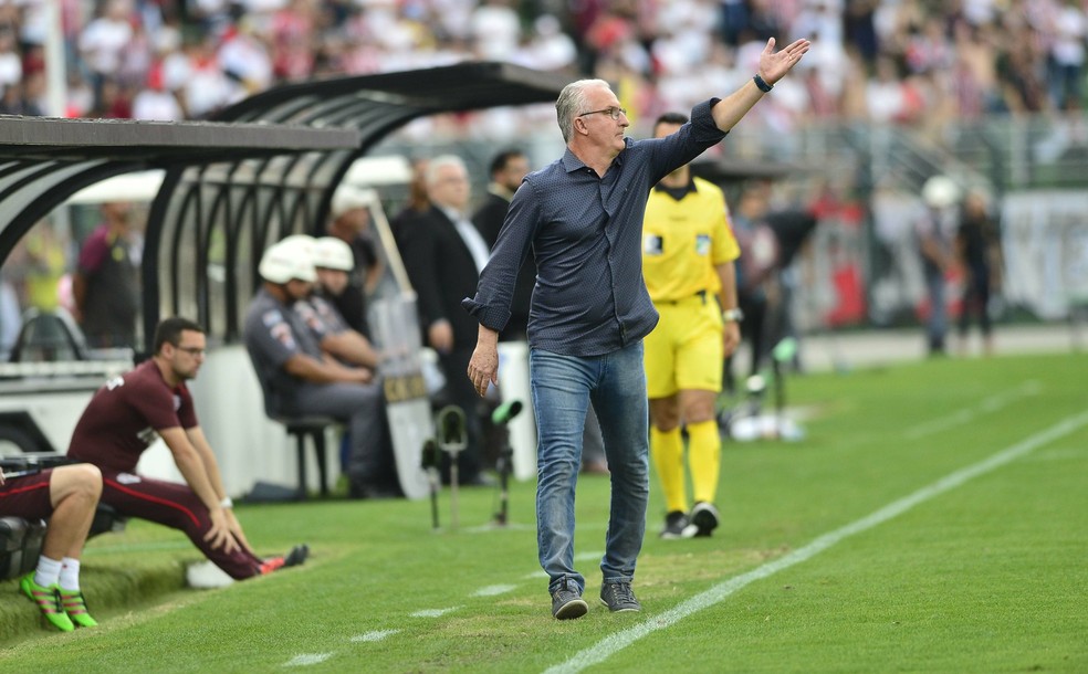 Dorival Júnior em ação no clássico deste sábado (Foto: Marcos Ribolli)