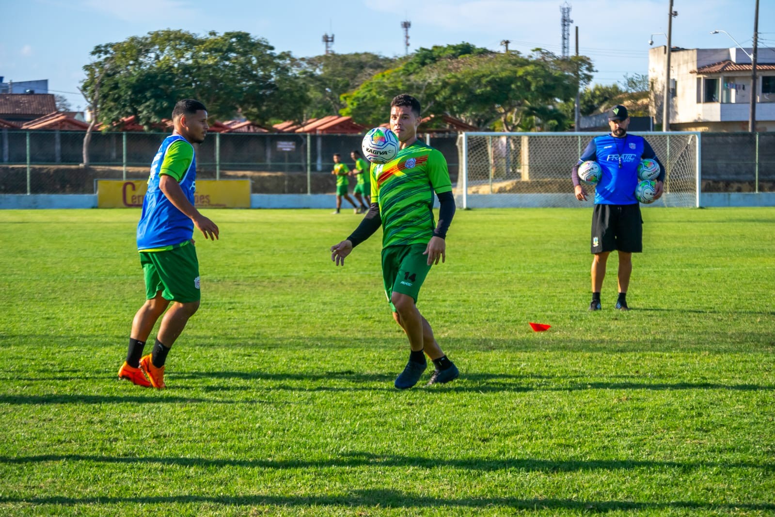 Torcedor do Flamengo que viralizou com golaço no interior de Minas recebe  camisa de David Luiz, flamengo