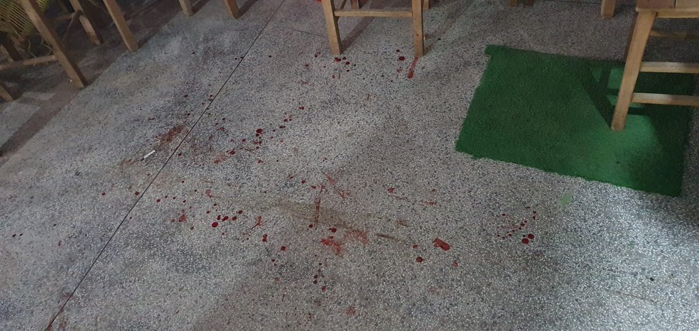 Local onde ocorreu as agressões ficou manchado de sangue — Foto: Polícia Civil/Divulgação
