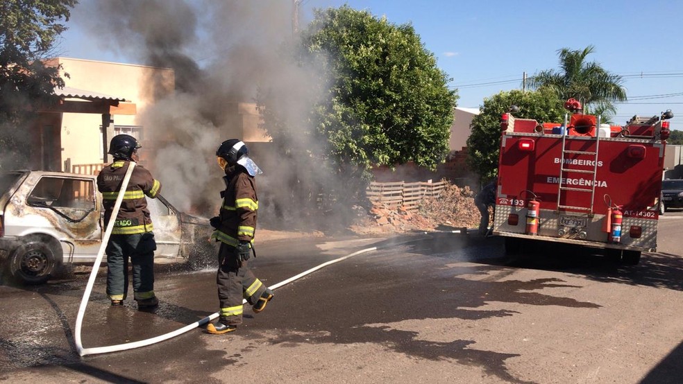 Carro foi atingido por incêndio em Adamantina, no dia 23 de julho de 2020 — Foto: Portal Siga Mais/Cedida