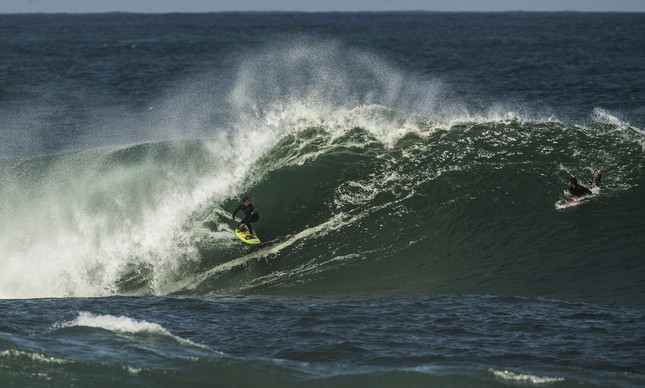 Surfista local treina na Laje da Manitiba