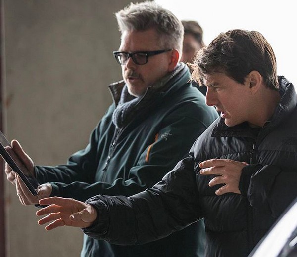 O ator Tom Cruise e o cineasta Christopher McQuarrie trabalhando nas filmagens da franquia Missão: Impossível (Foto: Instagram)