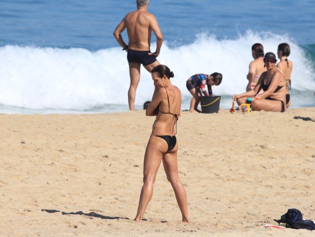 Fernanda Vanturini curte dia na praia carioca (Foto: JC Pereira/AgNews)