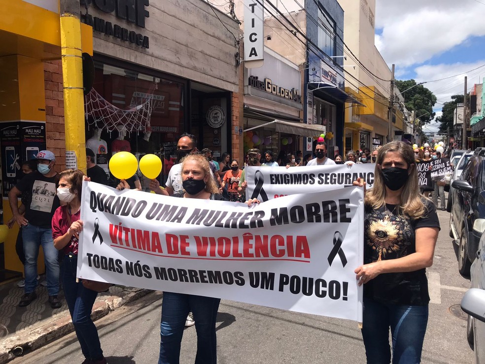 Grupo realiza passeata para homenagear mulher achada morta e seminua em Itapetininga  — Foto: Aline Galdino/ Tv Tem 