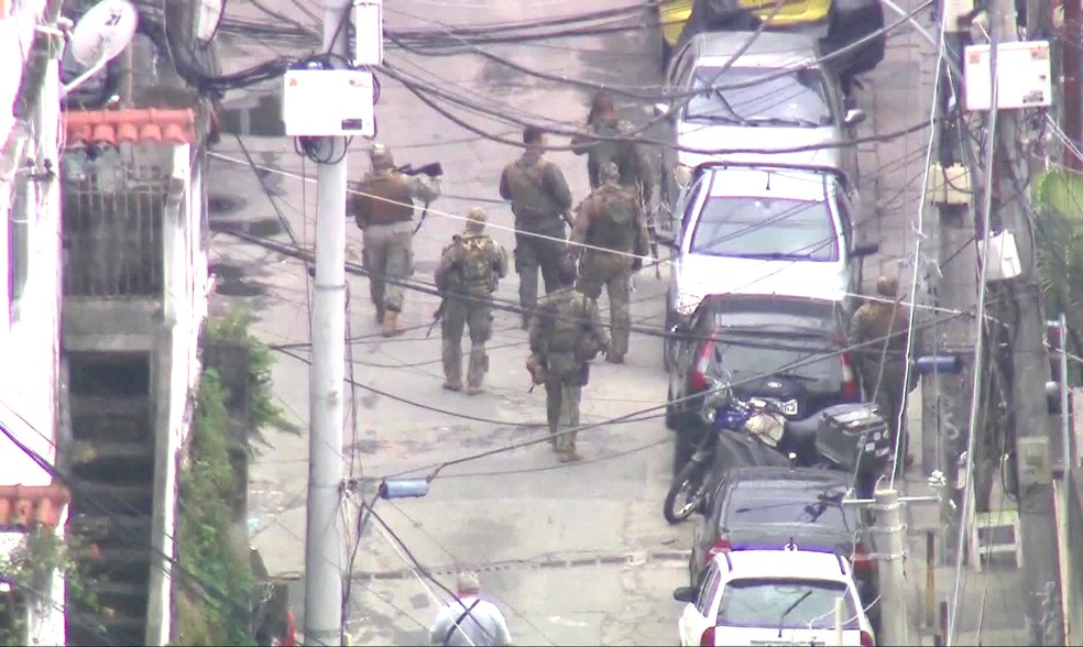 Homens do Bope percorrem o Tabajaras, na Zona Sul do Rio — Foto: Reprodução/TV Globo