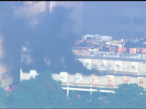 Manifestantes colocam fogo no prédio  (Foto: Reprodução / TV Globo)
