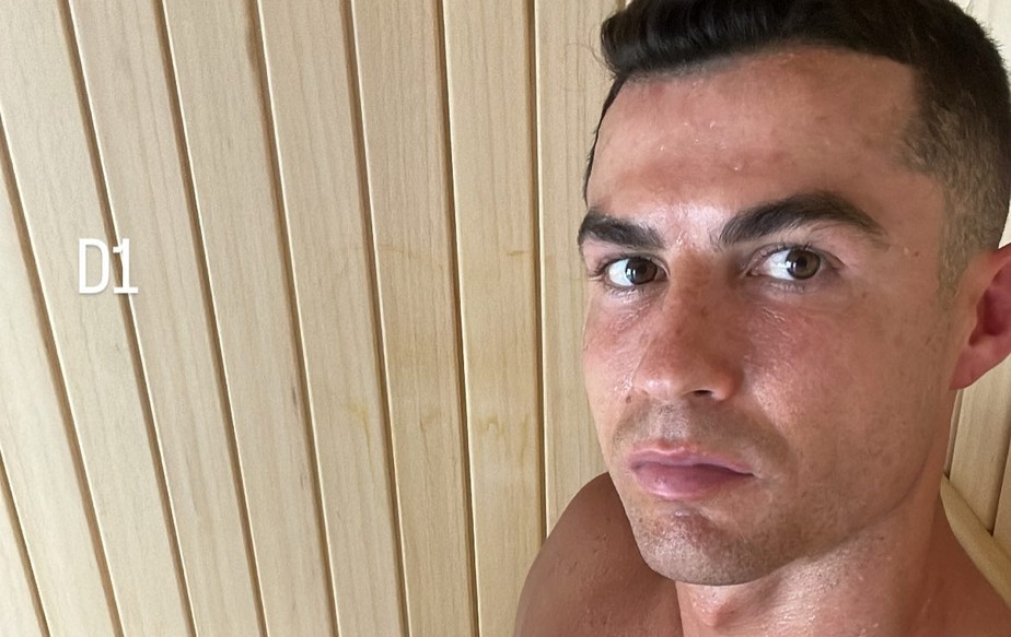 De cueca, Cristiano Ronaldo aparece suado na sauna