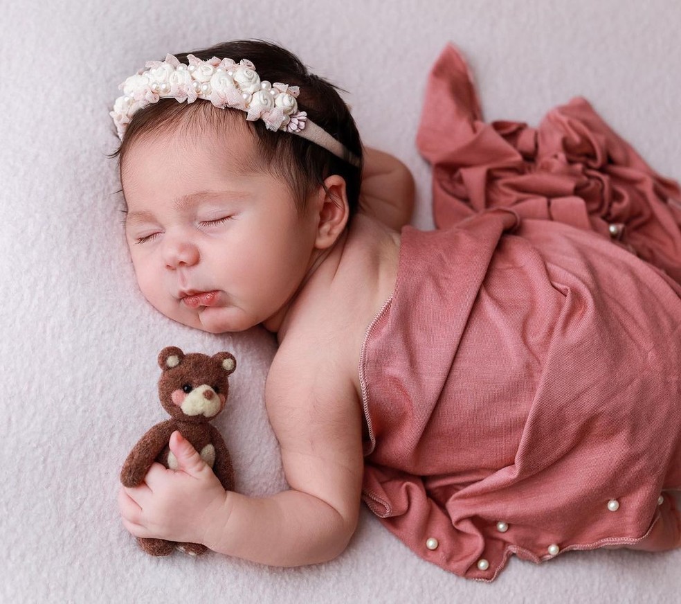 Viih Tube apresenta a filha em ensaio newborn — Foto: Thalita Castanha/Reprodução Instagram