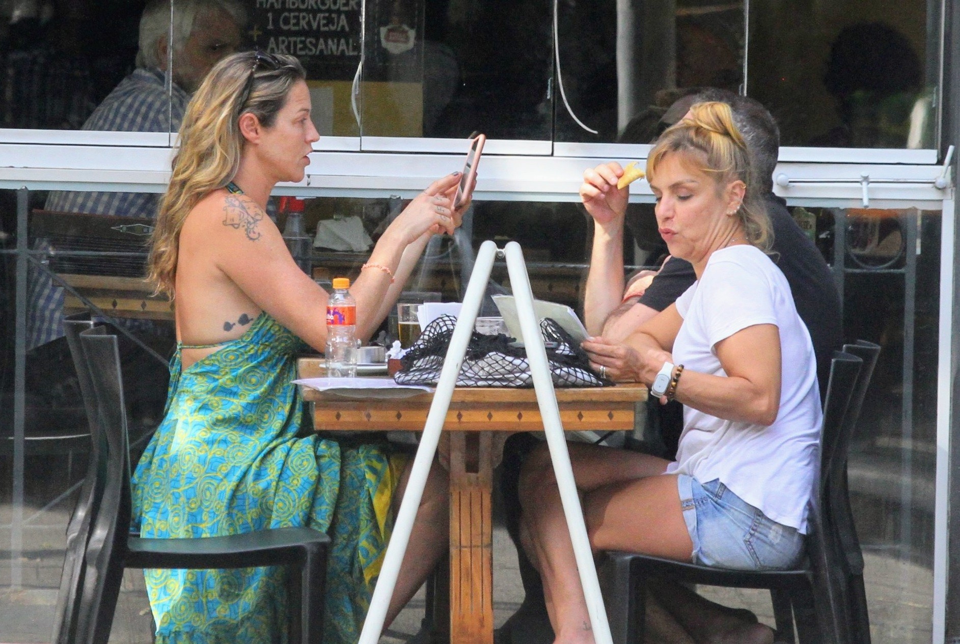 Luana Piovani e Ana Markun em restaurante do Rio de Janeiro (Foto: Daniel Delmiro/AgNews)