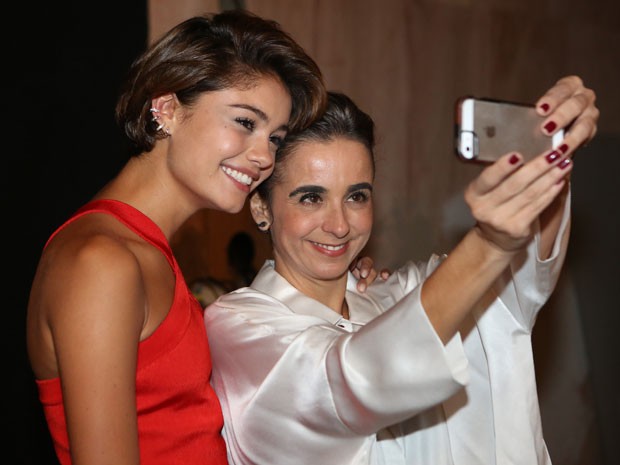 Sintonia pura! Sophie faz selfie com a diretora geral Maria de Médices (Foto: Carol Caminha/Gshow)