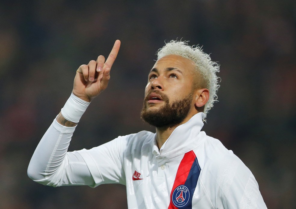 Neymar marcou dois gols na vitória do PSG sobre o Lille e apontou aos céus em homenagem a Kobe Bryant — Foto: Pascal Rossignol/Reuters