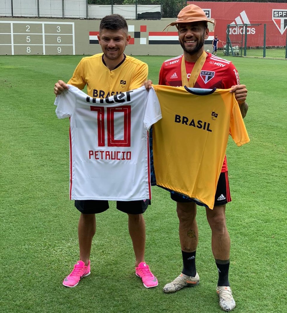 Petrucio com Daniel Alves, de chapéu de cangaceiro, no CT do São Paulo — Foto: Felipe Ruiz
