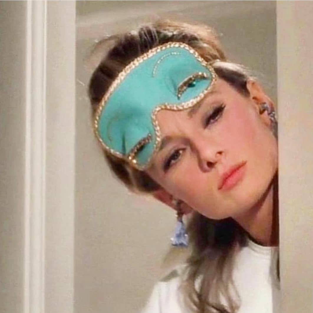 Audrey Hepburno de ressaca no filme Bonequinha de Luxo (Foto: Reprodução Instagram @stainedcouture)