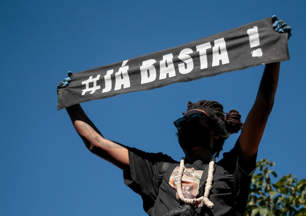 SAO PAULO, BRAZIL â JUNE 07: A protestor holds a banner during a protest against Brazilian President Jair Bolsonaro and against racism, in Sao Paulo, Brazil, on June 7, 2020 amid the COVID-19 novel coronavirus pandemic. Brazilians took to the streets for  (Foto: Anadolu Agency via Getty Images)