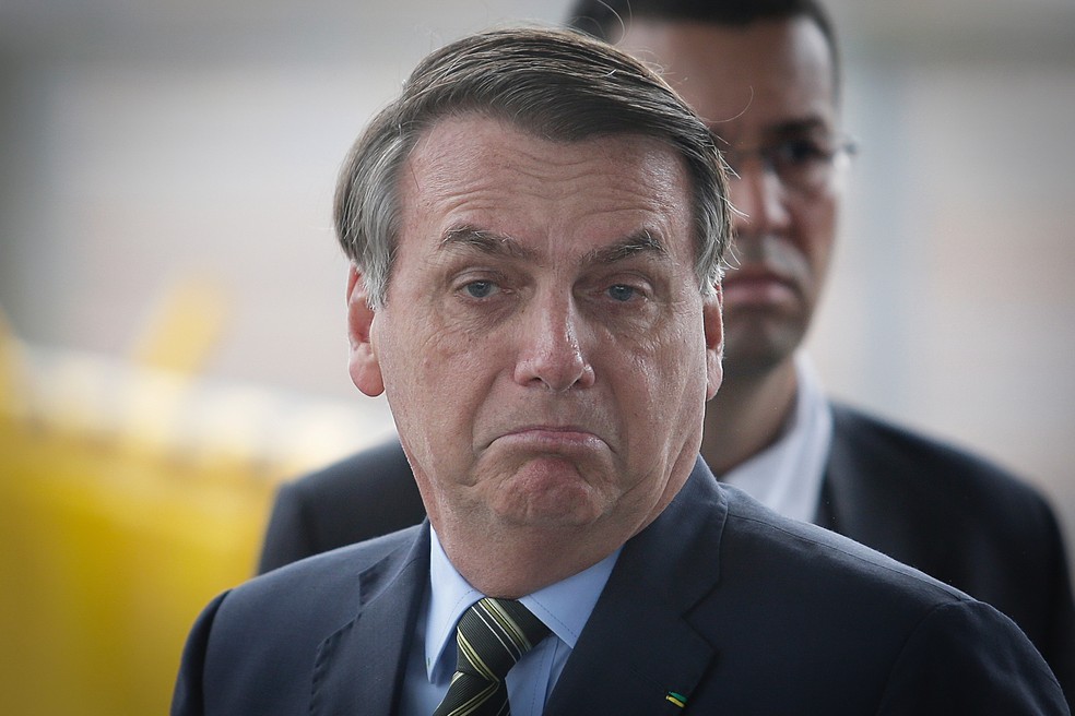  Presidente da República, Jair Bolsonaro, fala à imprensa na portaria do Palácio da Alvorada, em Brasília, na manhã desta quarta-feira, 25 de março de 2020 — Foto: DIDA SAMPAIO/ESTADÃO CONTEÚDO