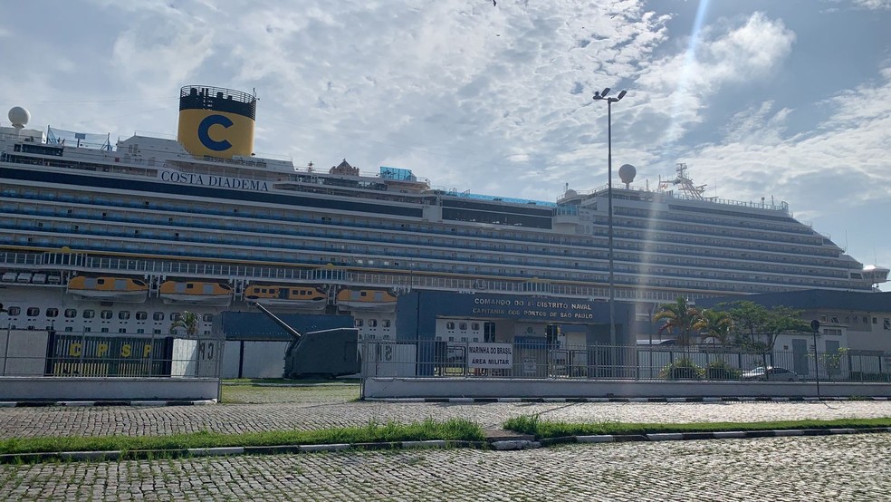 Costa Diadema chegou ao Porto de Santos para desembarque de passageiros nesta segunda — Foto: Luciana Moledas/g1