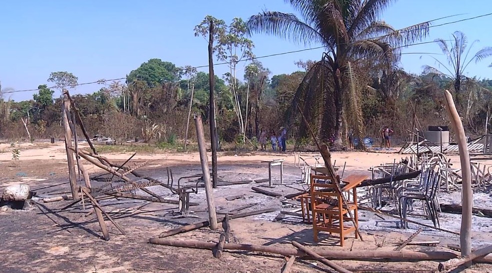 Escola e casas foram destruídas por incêndio em aldeia do Pará  — Foto: Jhone Freires/TV Liberal 