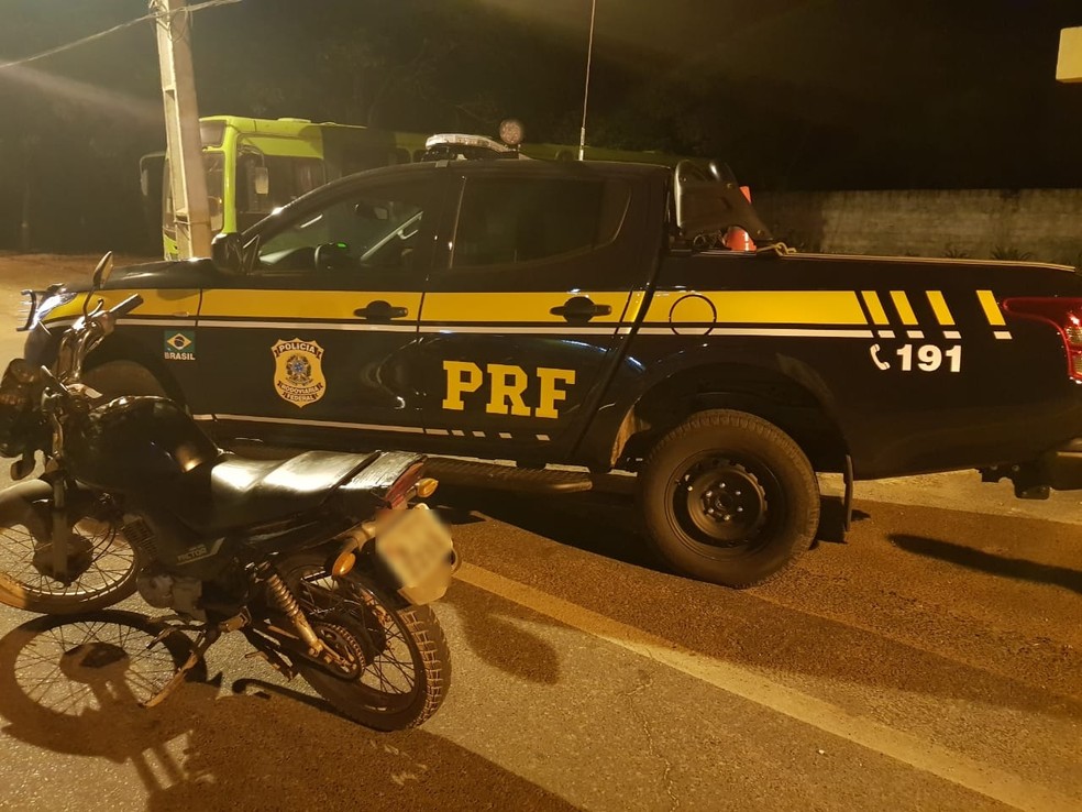 Moto apreendida com mais de R$ 13 mil em multas.  — Foto: Divulgação/PRF